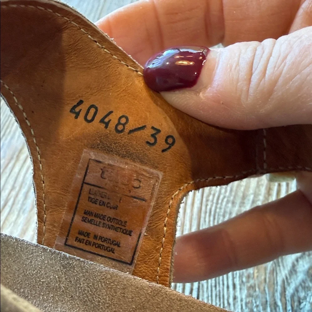 Taos Gold Carousel 2 Wedge Sandals 39/ 8